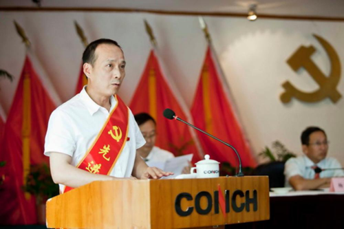 擔任黨支部書記期間,洪文生結合部門特點,提出“鐵路抓安全,黨員走在前”口號,讓黨員身邊無違紀,黨員保班組等具體活動得到落實。為落實工廠、部門制定的“兩學一做”等黨建計劃任務,洪文生在定期組織召開支部大會的基礎上,以各運行班為單位,利用班中作業間隙時間組織班中黨員進行小組學習交流、義務勞動等黨員活動,保證了全體黨員的學習實效。