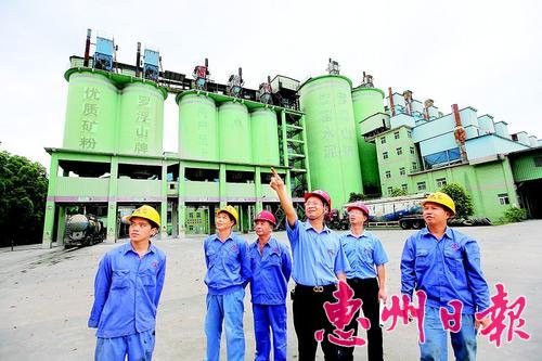 羅浮山水泥集團有限公司董事長吳國 強(中)與員工一起研究企業課題。
本報記者鐘暢新 攝