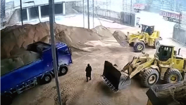 太慘了！直接把人鏟到了喂料倉(cāng)里了！