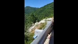 水泥跨區(qū)域銷售，水泥車翻下河壩發(fā)生事故！