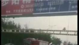 物流司機注意了！4.5米以下限高桿均違法，年前必須全部清理！