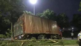 水泥運輸車司機被困！緊急救援中... ...