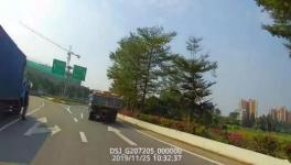 屢禁不止！又一水泥貨車側翻！