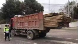 震驚交警！亡命超載，4米2拉26噸貨，超載1561%！