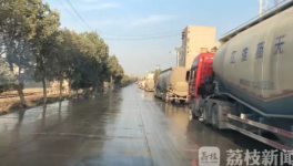 頂風作案！這家水泥企業門口驚現幾十輛“百噸王”！