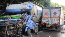 慘烈！滿載20噸水泥罐車與液化氣瓶貨車迎面相撞 ！