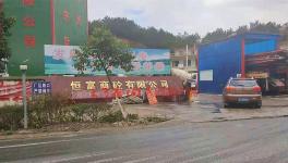 水泥車頻發(fā)事故，攪拌站長期違法占地沒人管？