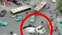 突發(fā)！路面塌陷，水泥罐車(chē)墜入大坑！