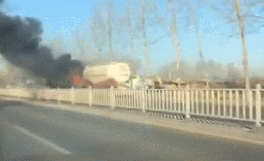 危險！散裝水泥車起火燃燒，大火吞噬車頭（附視頻）