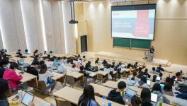 媧石集團(tuán)黨委書(shū)記、董事長(zhǎng)魏華山做客國(guó)際經(jīng)濟(jì)與貿(mào)易學(xué)院！