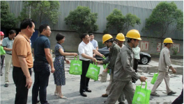 縣長湯明赴花林水泥送職工“清涼禮包”！