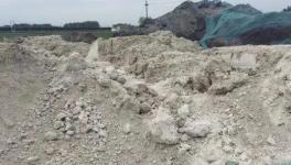 山水工廠對面露天存放固廢，占地三四畝塵土飛揚！